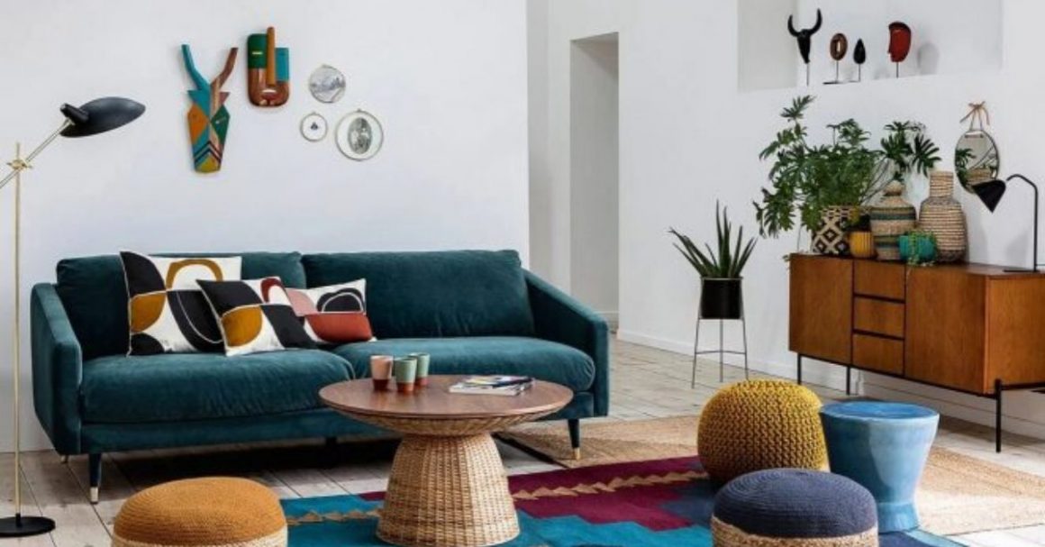 Déco mix and match dans le salon, avec un tapis multicolore, des poufs de différentes matières et un canapé turquoise