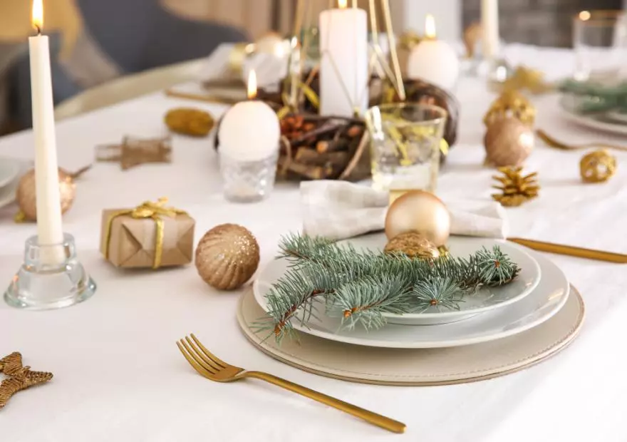 décoration table jour de l'an en couverts dorés sur nappe blanche