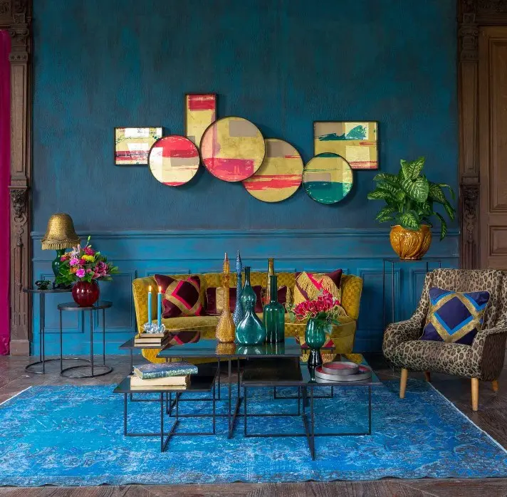 Une déco mix and match dans la pièce de vie, avec des couleurs vives, des motifs jungles et des objets style Art déco