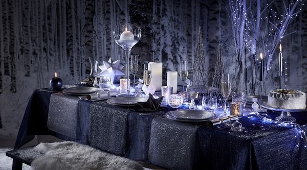 Une nappe bleu nuit avec des pailettes, pour une décoration table jour de l'an tout en élégance