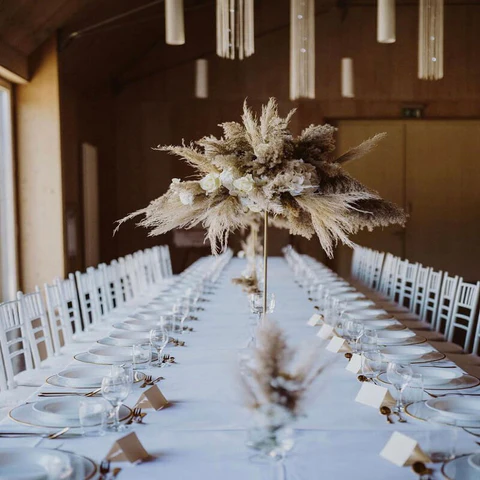 décoration table jour de l'an en élégants bouquets en herbes de pampa