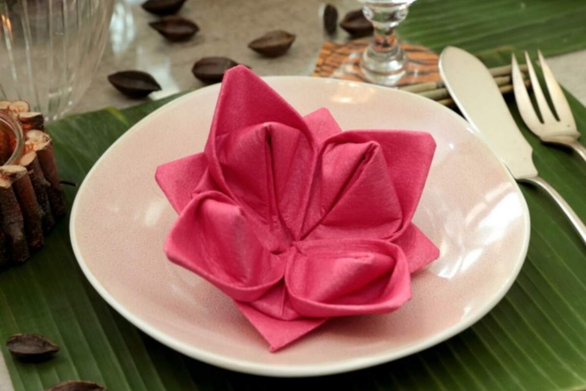 fleur de lotus rose sur assiette blanche en décoration table jour de l'an