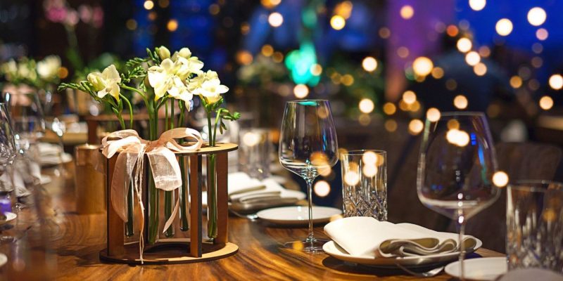Un joli vase, de style épuré, avec des freesias, complète cette décoration de table nouvel an