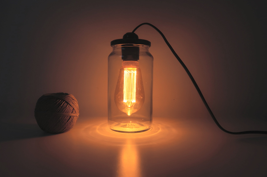 Un luminaire DIY dans un bocal en verre, avec une ampoule à filaments