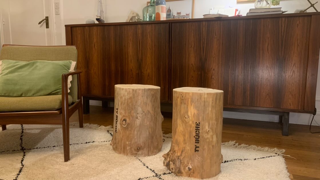 deux rondins de bois en tables basses diy dans un salon vintage avec une enfilade rétro