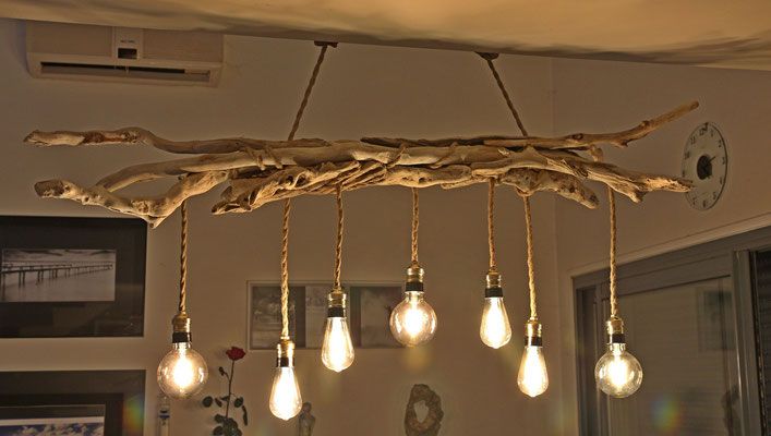 Ce luminaire se compose de plusieurs branches accrochées ensemble, et de sept ampoules