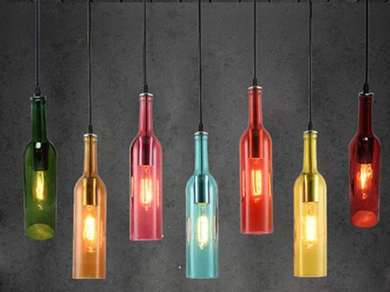 luminaires diy avec bouteilles en verre de différentes couleurs