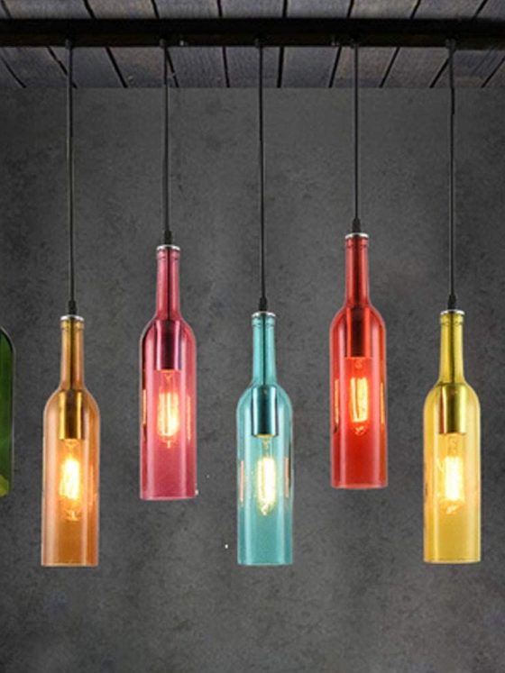 luminaires diy avec bouteilles en verre de différentes couleurs