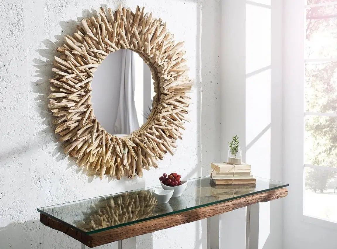 Un miroir DIY rond, customisé avec des morceaux de bois flotté collés sur tout son contour