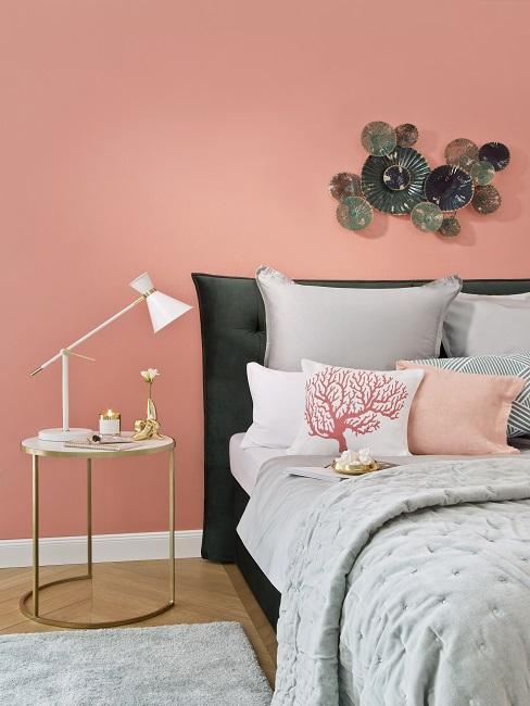 La déco chambre tendance se compose de trois couleurs : la rose terracotta, le gris clair et le gris foncé