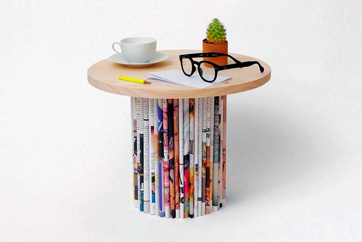 Cette table d'appoint ronde est confectionnée avec un plateau en bois rond et des magazines