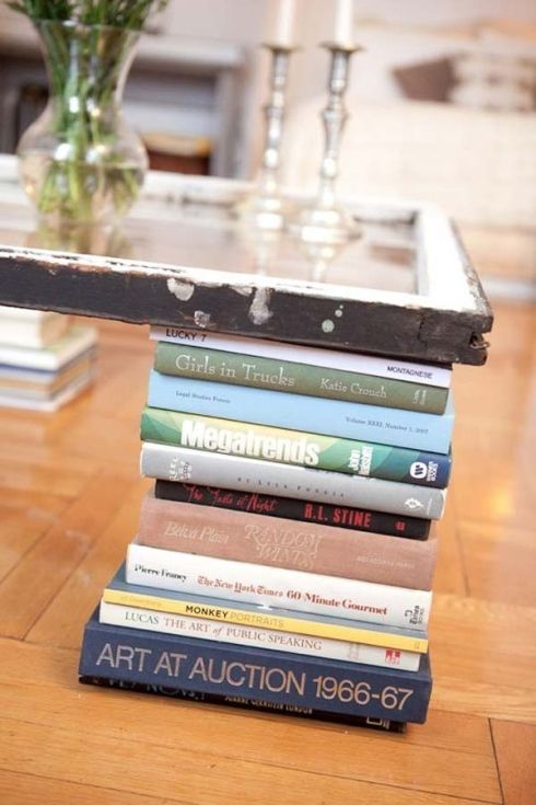 Cette pile de livres supporte une planche rectangulaire