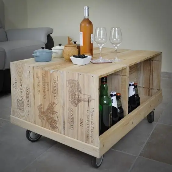 Une table basse DIY faite avec quatre caisses de vin et montée sur roulettes