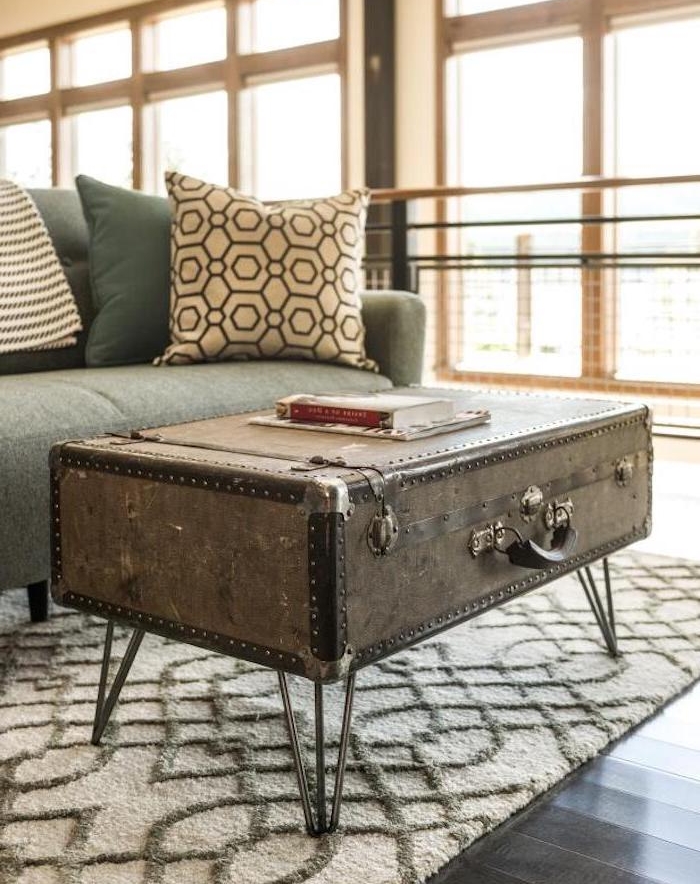 Cette table basse DIY est fabriquée avec une valise en bois et des pieds en métal de style scandinave