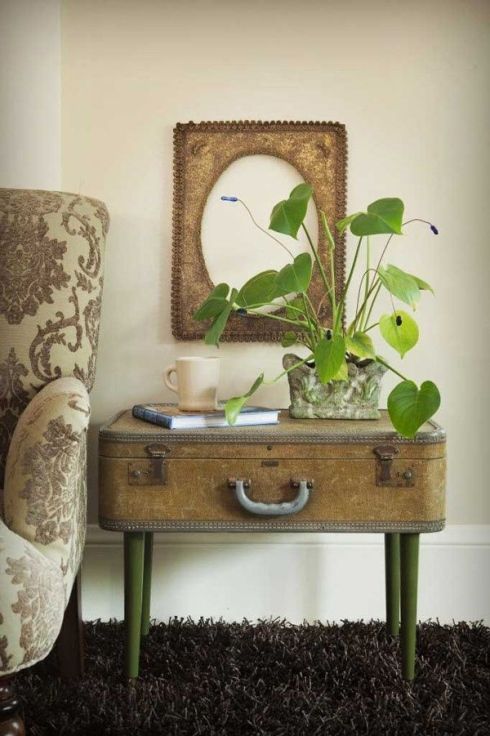 Table d'appoint faite avec une valise en bois montée sur des pieds en bois, de couleur verte