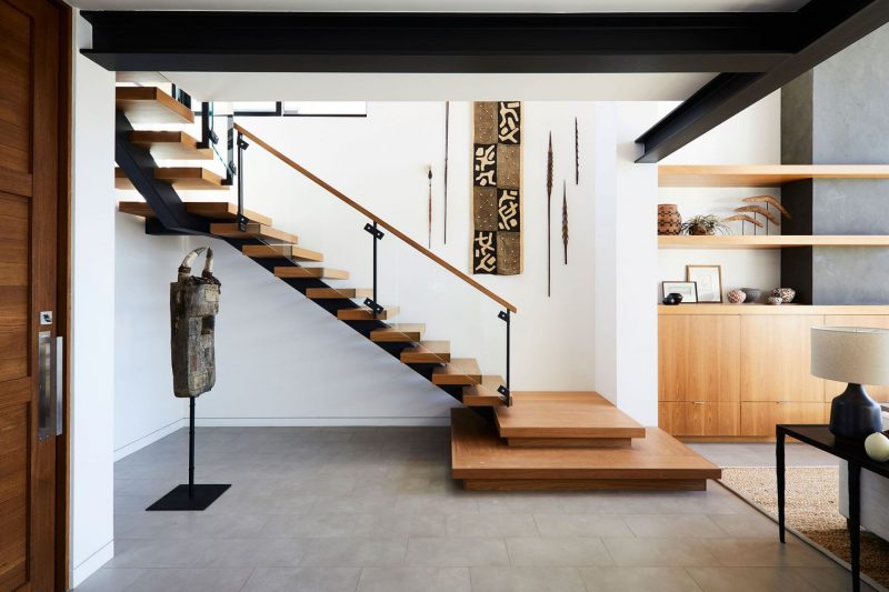 aménagement cage d'escalier dans un style industriel minimaliste