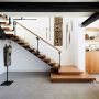 aménagement cage d'escalier dans un style industriel minimaliste