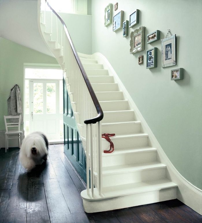 Montée d'escalier tout en douceur, avec des murs peints en vert amande