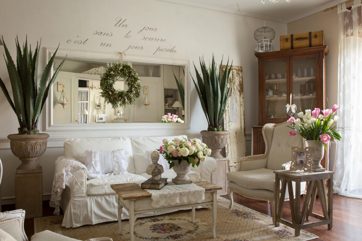 Une déco maison de charme dans le style provençal, avec des tons beiges et des végétaux d'intérieur
