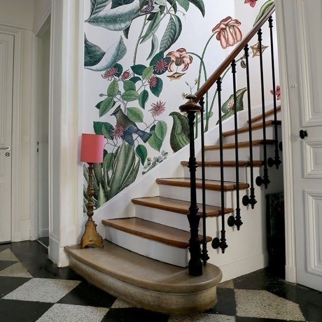 aménagement cage d'escalier avec du papier peint exotique et coloré