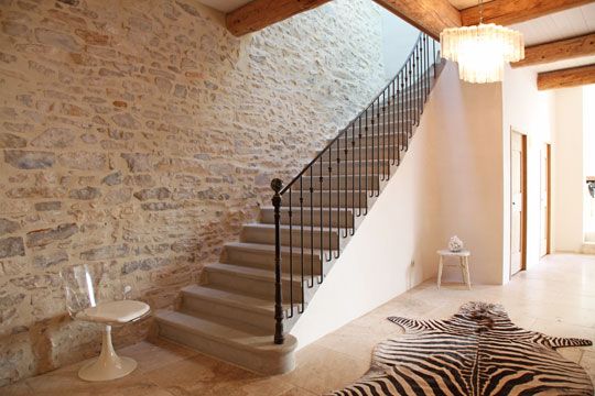 escalier en pierre authentique avec mur en pierres apparentes