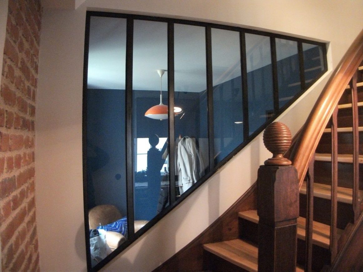 Une verrière métallique illumine cette montée d'escalier