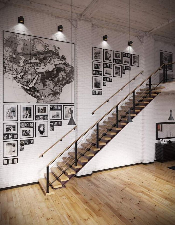 Une grande mappemonde en noir et blanc orne le mur de cette montée d'escalier