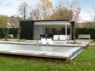 Cet aménagement pool house est en acier, de forme cubique et de style moderne