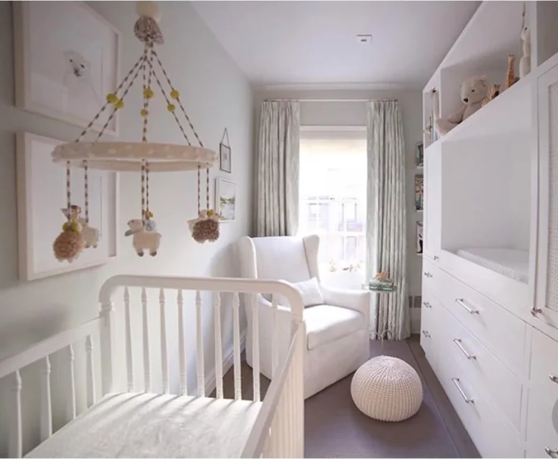 aménager petite chambre chambre bébé dans le style scandinave avec des meubles en bois clair et blanc