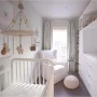 aménager petite chambre chambre bébé dans le style scandinave avec des meubles en bois clair et blanc