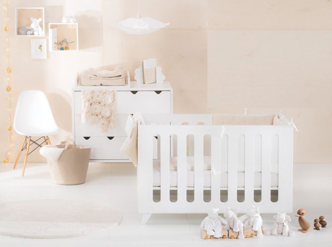 Aménager petite chambre bébé dans les tons clairs, avec un lit blanc et une commode blanche