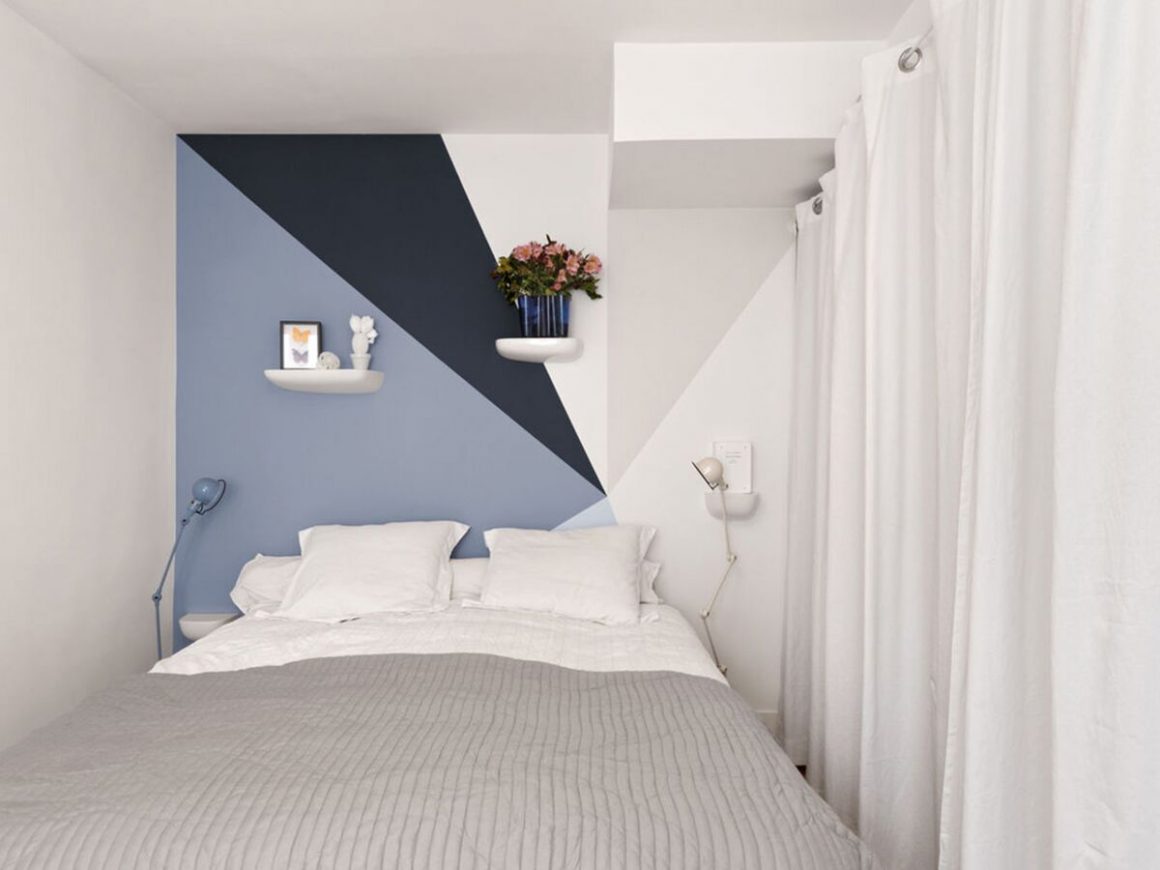 Le mur de chambre s'orne de plusieurs couleurs, avec des formes géométriques : du blanc, du bleu et du gris