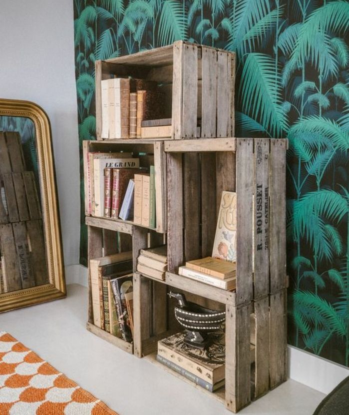 Petite bibliothèque sur mesure constituée avec des caisses en bois