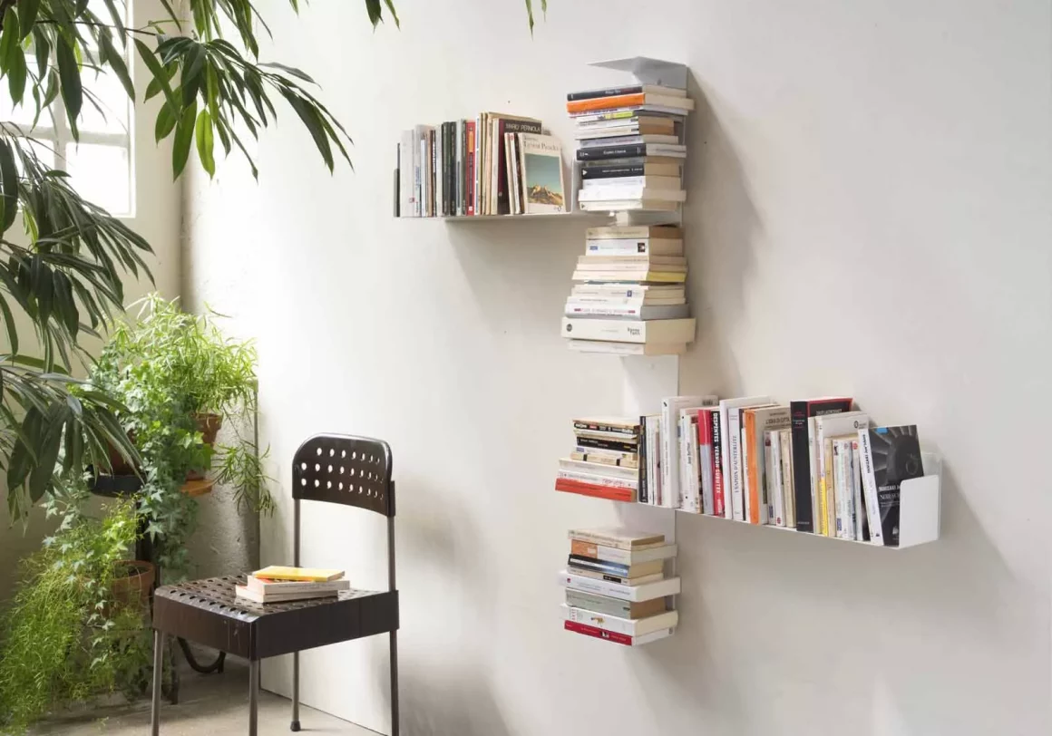Des étagères invisibles sur un mur blanc, pour ranger des livres de manière horizontale ou verticale