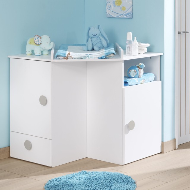 aménager petite chambre bébé avec un mur bleu pastel et une commode d'angle blanche
