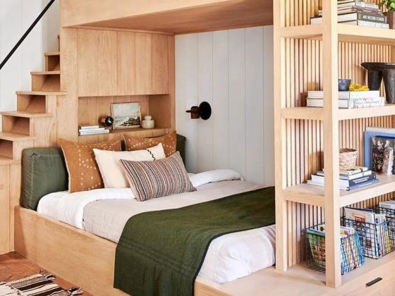 aménager une petite chambre avec lit et rangements en bois sous une mezzanine