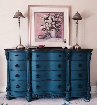 Pour rénover vieux meubles d'époque, on a utilisé ici de la peinture bleu nuit