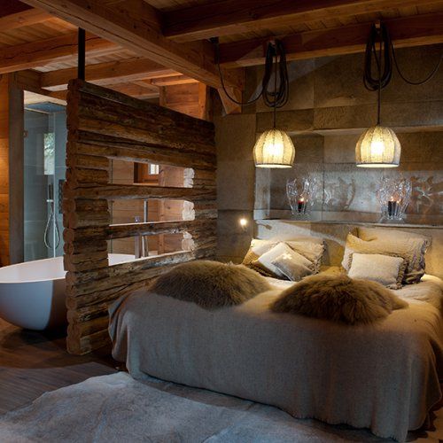 La déco de cette chambre type chalet est entièrement faite en bois, des murs au plafond, en passant par la cloison qui sépare le lit et la baignoire
