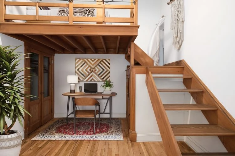 bureau sous une mezzanine accessible par un escalier en bois