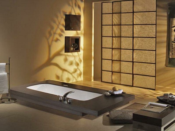 Une salle de bains ouverte, séparée de la chambre par des panneaux japonais
