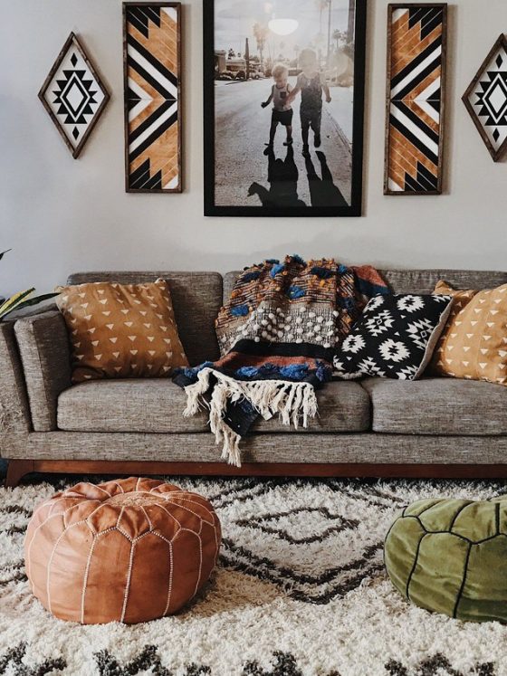 déco africaine dans ce salon décoré avec des poufs en cuir et des tableaux à motifs géométriques