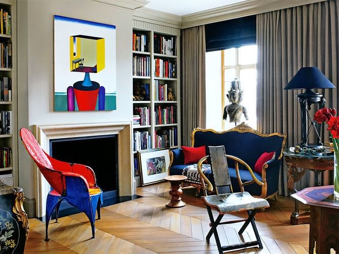 La pièce de vie de style arty accueille des meubles aux couleurs flash, du jaune, du bleu et du rouge