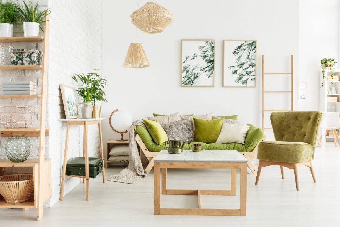 Style scandicraft dans le salon, avec des couleurs végétales, comme les coussins et le fauteuil verts