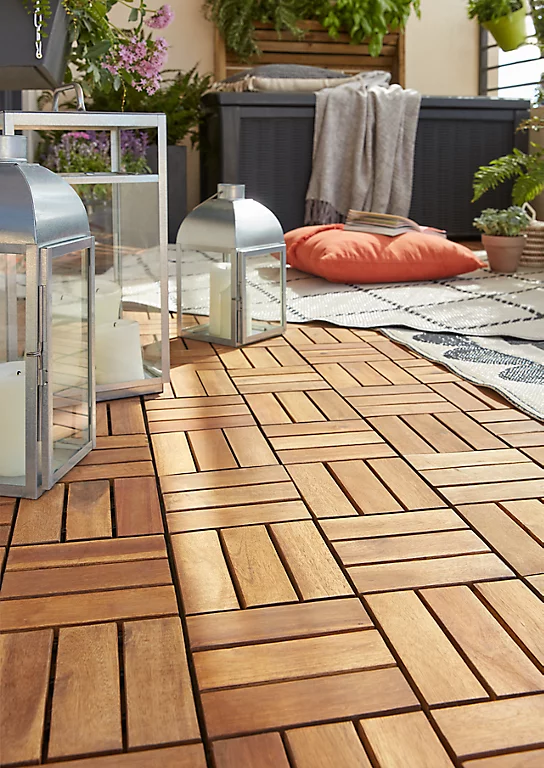 Décorer son balcon avec des dalles en bois sur le sol, confortables et designs