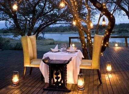 Ambiance romantique au-dessus de cette table d'été extérieure, avec des lampes suspendues