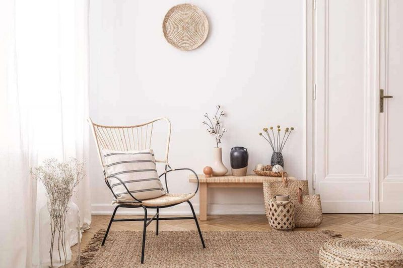 une pièce au style scandicraft avec un mobilier naturel dans une ambiance claire