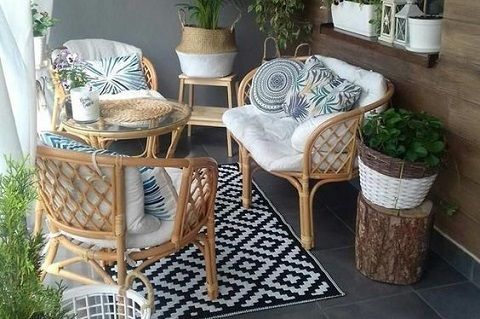 Ces meubles de balcon en osier sont très tendance, assortis à un tapis contrasté