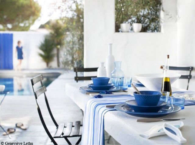 Cette table d'été extérieure s'orne d'une jolie déco style bord de mer, tout en simplicité, dans les tons bleus et blancs