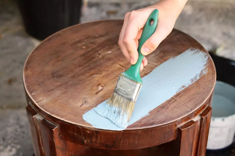 Rénover un meuble en bois en le peignant à l'aide d'un pinceau