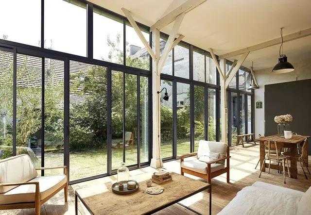 Aménager un loft avec une immense vitrée qui prend tout un mur permet de profiter d'une belle lumière naturelle